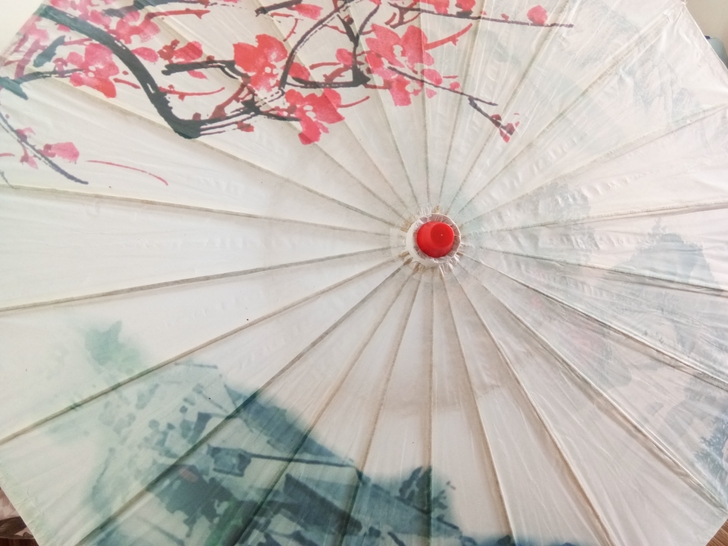 油纸伞和汉服一起出