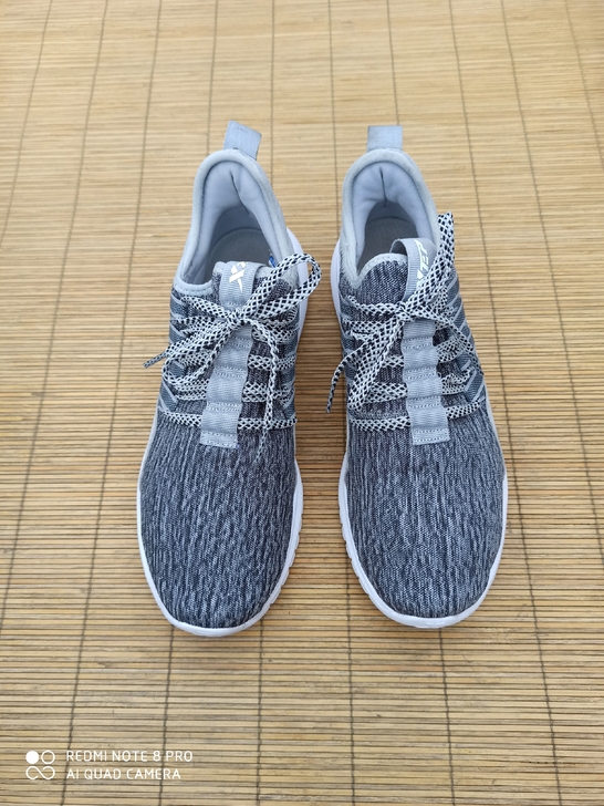 42码特步运动鞋