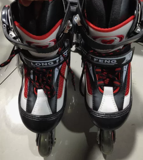 清库存出一双全新小号隆峰牌旱冰鞋，尺码是3...