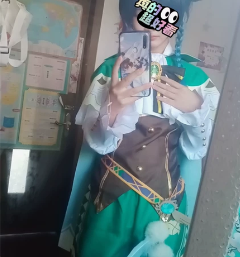 漫展取消了,来低价售正品温迪cos服,只是...