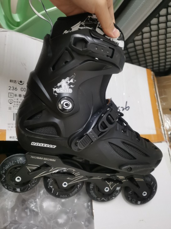 出一双轮滑鞋，40码，200多买的，就穿过...