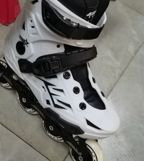 大学学校社团买的，原价265  就划过一两...