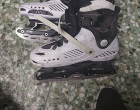 穿了一次闲置了，冰刀鞋，无磨损，42-44...