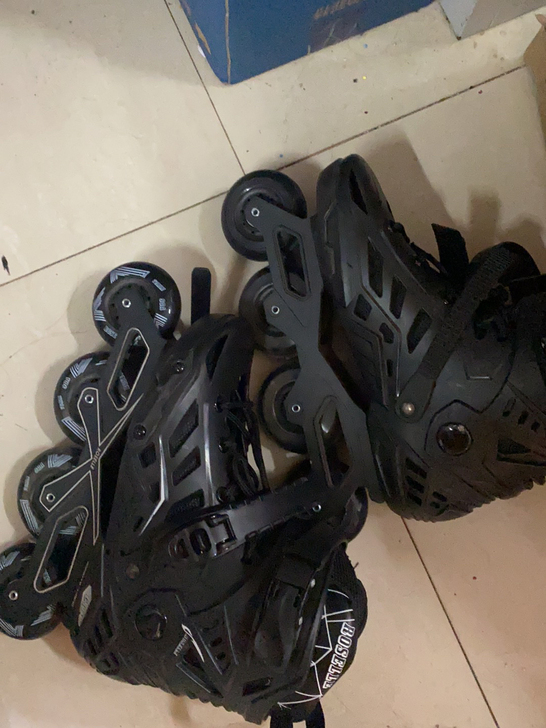 轮滑鞋 之前上轮滑课用过2次就没穿过 37...