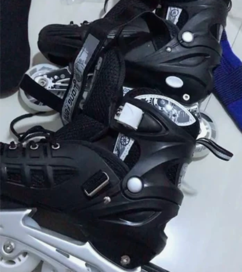 43码成人旱冰鞋，买了试一次我真是学不会谁...