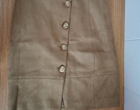 全新，秋冬款卡其色中裙，S码，无吊牌，这款...