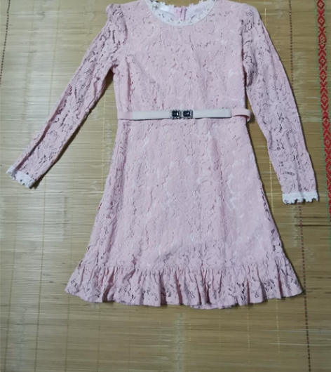 粉红色中裙穿上身效果很美美,不退不换。 感...