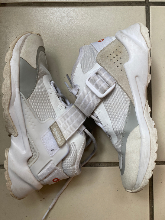 36/225码阿迪达斯运动鞋