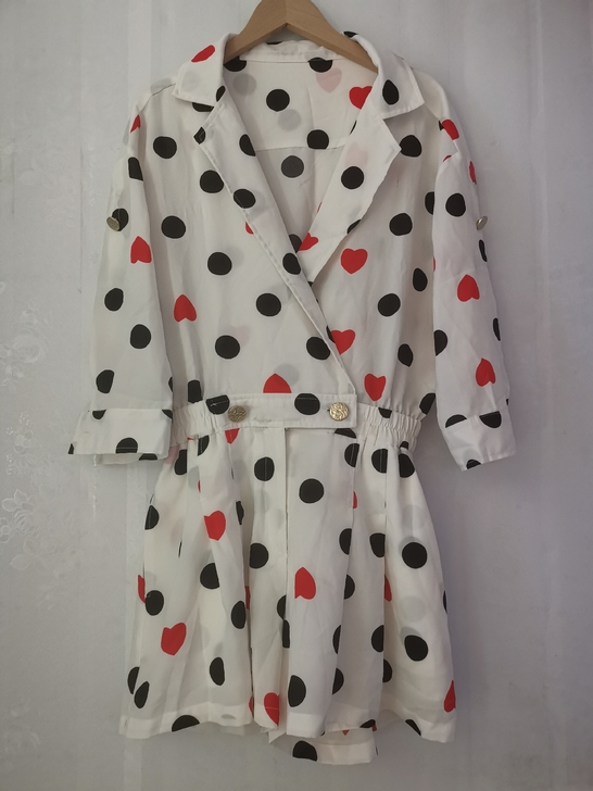 波点连体裤，网上100块左右买的，一次没穿...