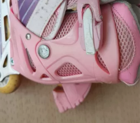 女孩轮滑鞋，原价300，质量很好，可调节长...