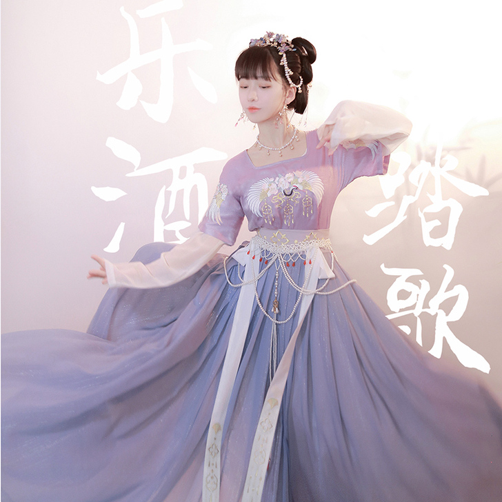 东月棠 民族装舞台装