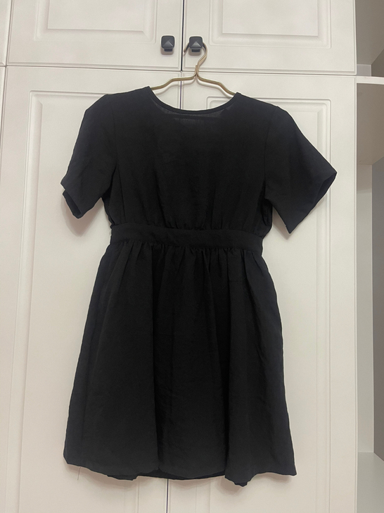 闲置露背小黑裙～ 棉麻材质，有内衬。可以绑...