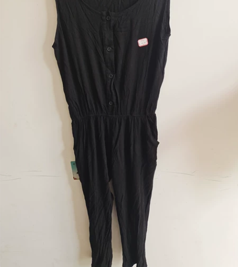 黑色连体裤，肩宽32厘米，胸围84厘米，腰...