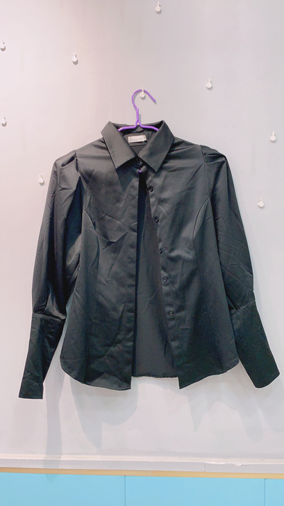 黑色宫廷风泡泡袖衬衫