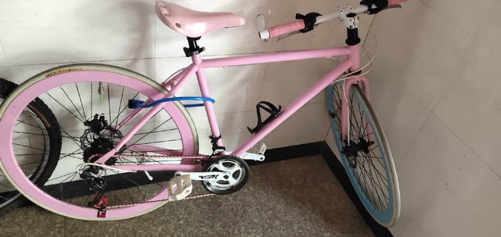 出一辆自行车!有刹车,前后变速器完好,7成...