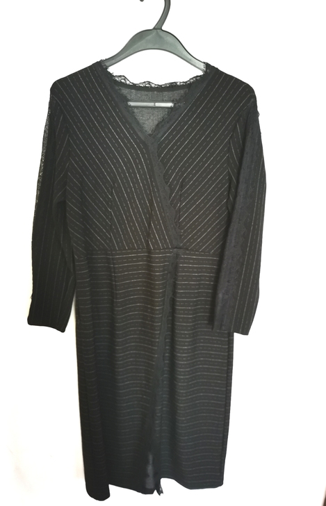 黑色连衣裙。尺寸L码，特别遮肉肉，可以穿三...