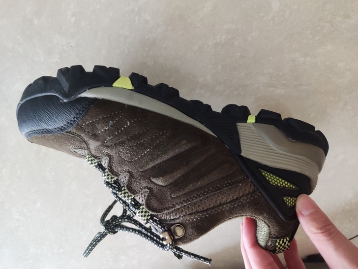 全新骆驼的登山鞋，38码有需要请类型