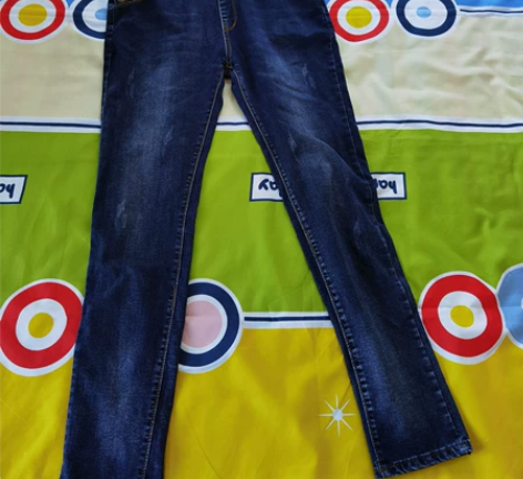 深蓝色背带牛仔裤显瘦，穿着洋气减龄不掉肩，...