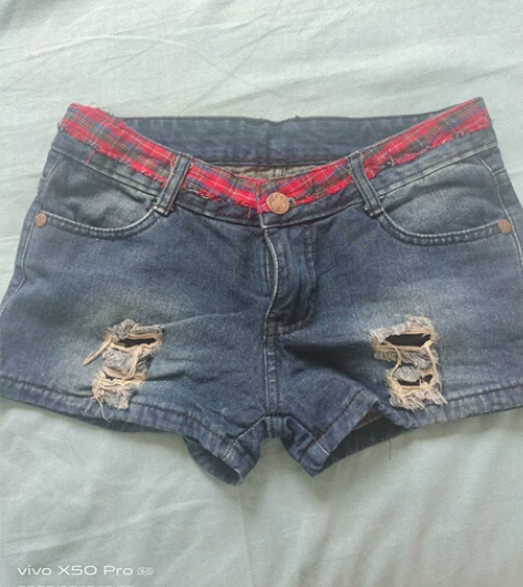 闲置女款牛仔短裤，胖了穿着有点紧，低价转！...