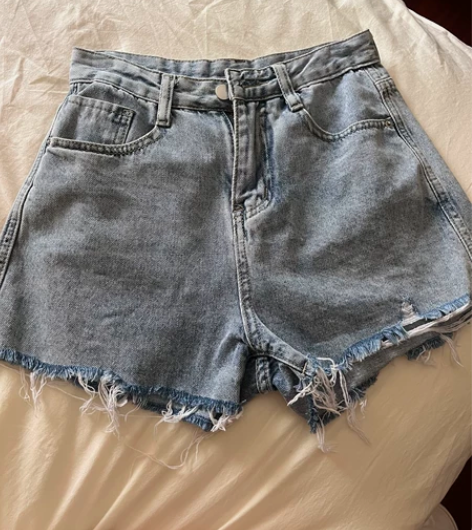 牛仔短裤  长度31 腰围 66-68cm...