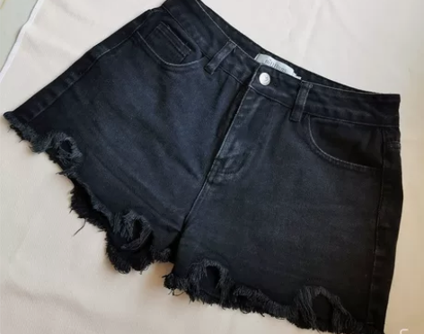 牛仔短裤。女装。颜色是黑色与烟灰色之间。布...