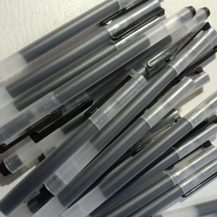 巨能写中性笔,单位发的办公用品,巨量油墨自...