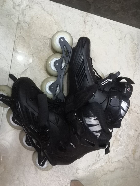 现出手九成新溜冰鞋一双，买回来没滑过几次，...