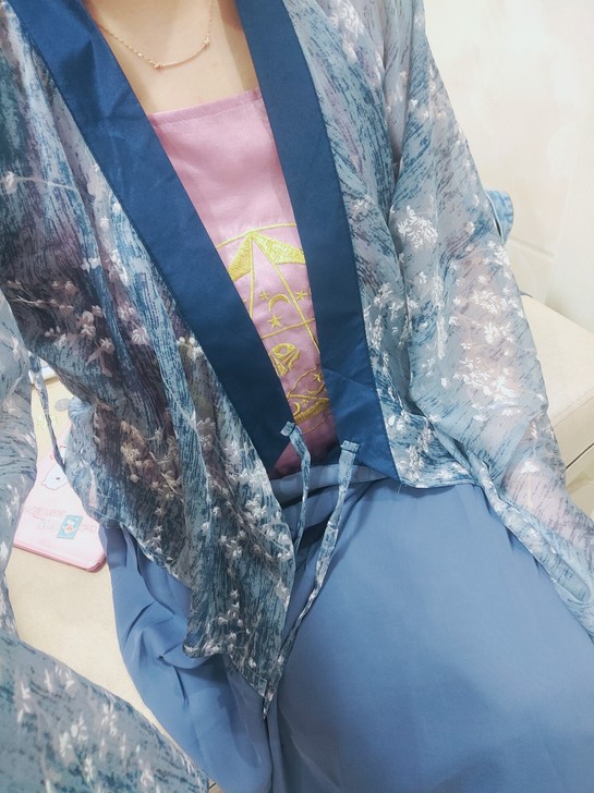 兰若庭汉服仅隔衣套一下。