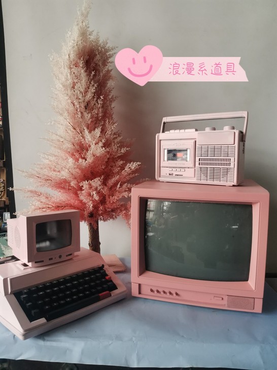 怀旧老物件后做色摆件，粉色电视机电话机收音...