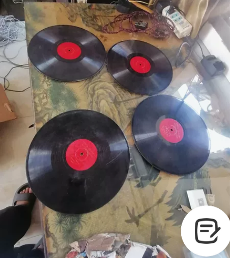 打包出文革时期的老胶木唱片，有唱戏的，唱歌...