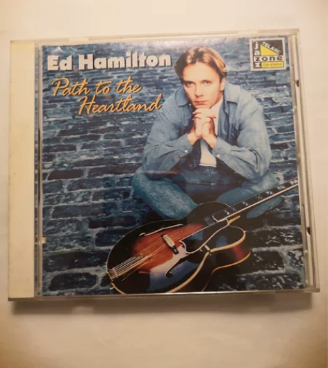 音乐CD，品相如图，播放流畅，有些丝纹。美...