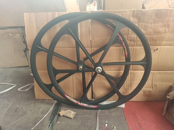 死飞  700c旋式一体轮150元包邮。