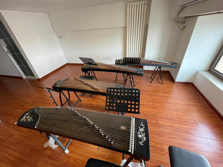 帮朋友代卖几台古筝，展示用的99新，配件齐...