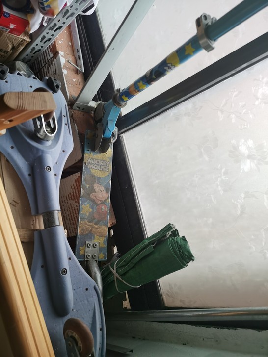 滑板和滑轮车。每样28元，一起拿去48元，...