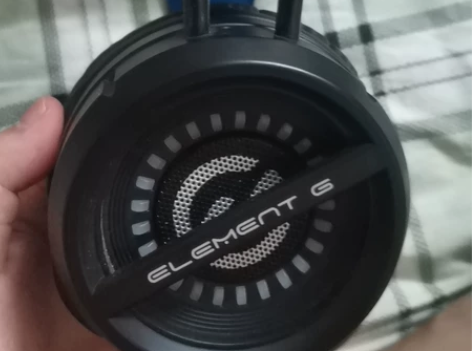 大三买电脑时买的耳机，当时200多，差不多...