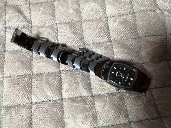 伯瑞仕女表，钨钢表链，表面有些划痕，其它都...