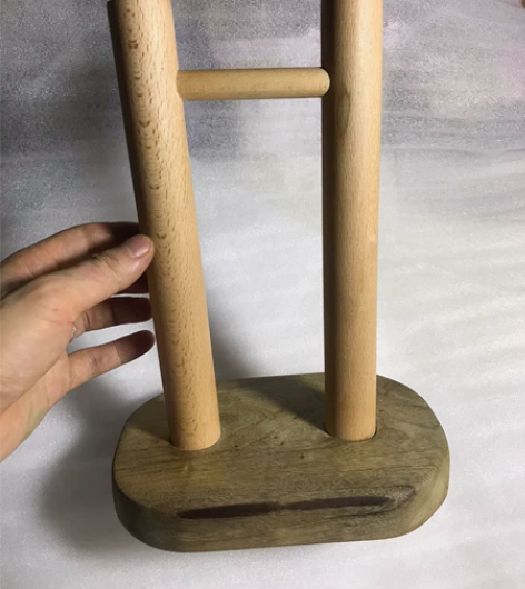 出一个高档木材耳机支架，底座是金丝楠木，架...