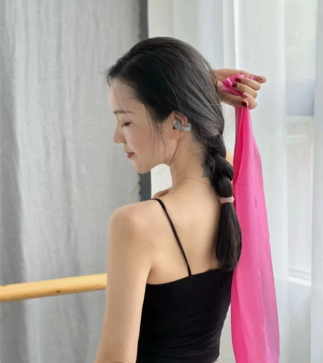 低价出售!高端健身房活动剩下一箱左右的耳机...