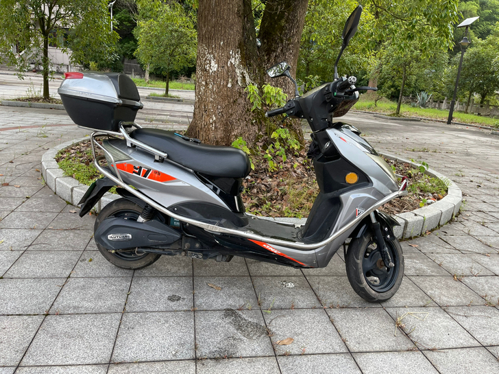 绿源电动摩托车（电瓶刚换完全新原厂的）