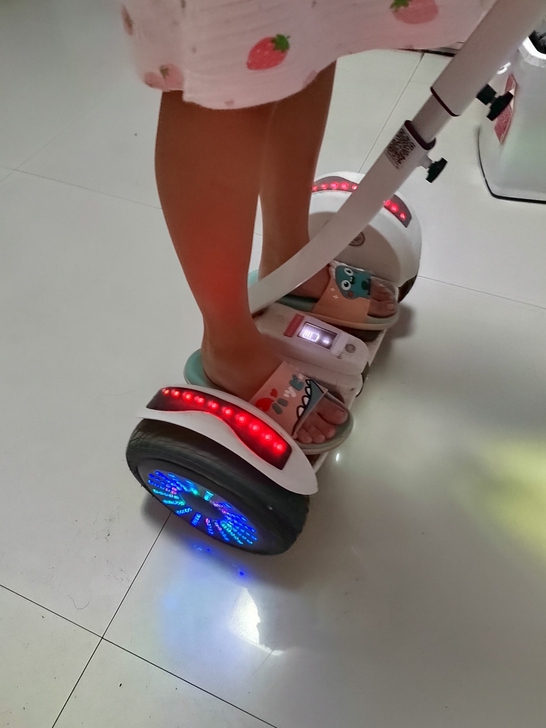 阿里郎平衡车，京东买的1000多元，孩子没...