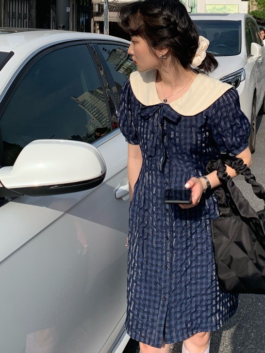 范智乔娃娃领格纹连衣裙