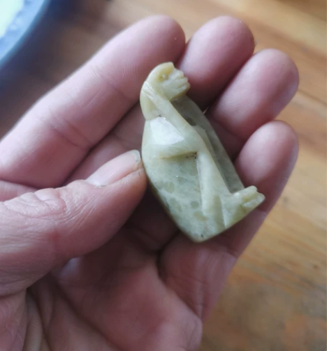 老玉雕，聊聊几笔，勾勒的栩栩如生，有两个孔...