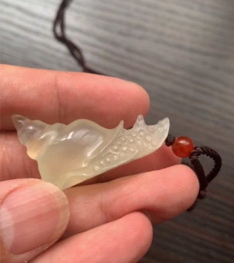 玉雕 岫玉纯手工雕刻蜗牛吊坠，冰透水润，寓...