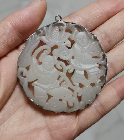 镂空玉雕，直径5厘米#项坠 感兴趣的话点“...