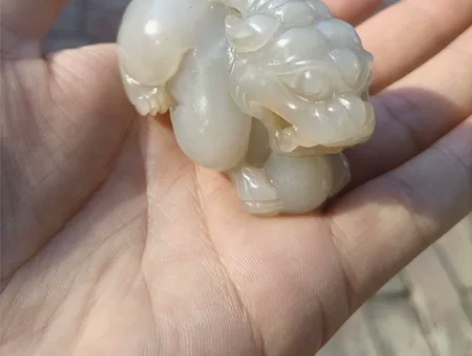 玉雕貔貅手把件,玉质温润,大小适中,可把玩...
