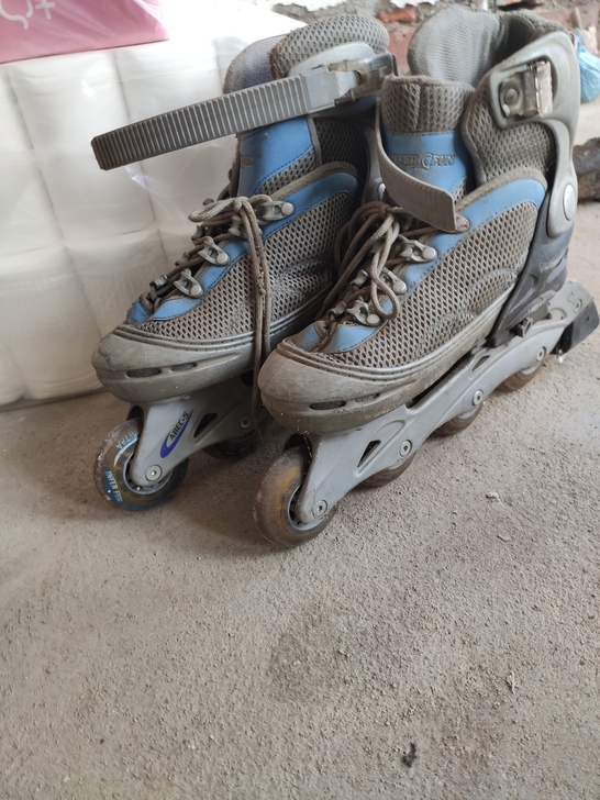 旱冰鞋，尺寸可调，37到42能穿，一直没用...