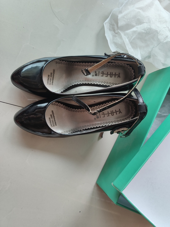 黑色高跟鞋,不是品牌,买来活动穿了一次,3...