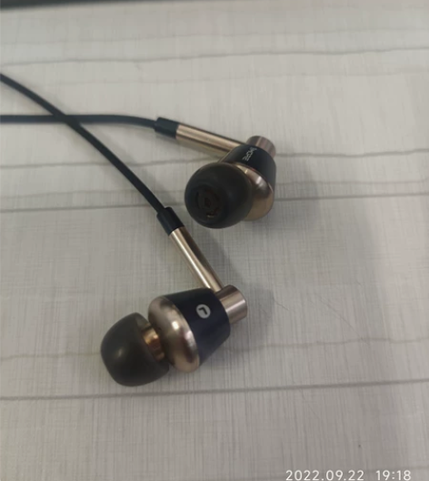 万魔有线三单元圈铁耳机,四月多买的,还在质...