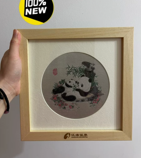 蜀锦框中画，全新。很好看的刺绣画，可作摆设...