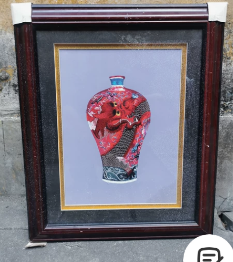 刺绣画，龙瓶，完整，玻璃表面有灰，宽47，...